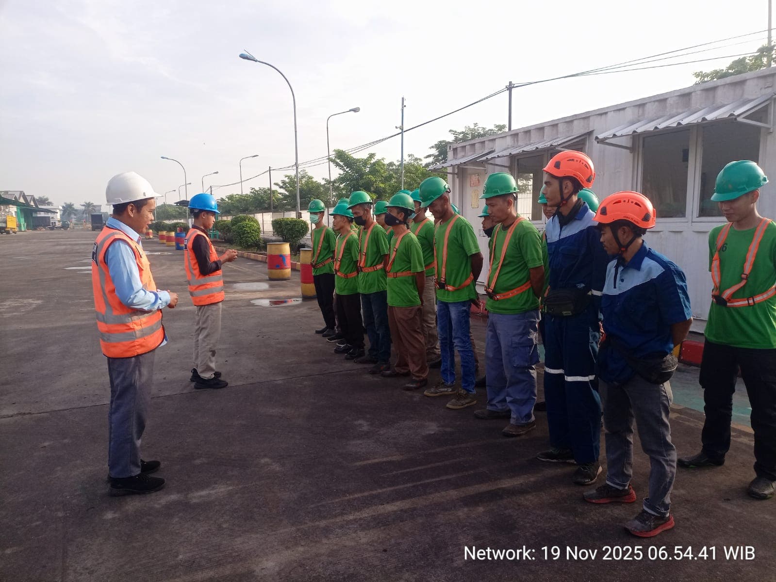 Apel pagi tim operasional SKN di lokasi klien