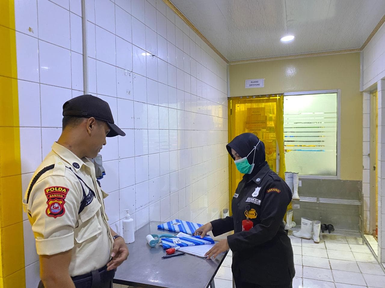 Inspeksi rutin di area produksi